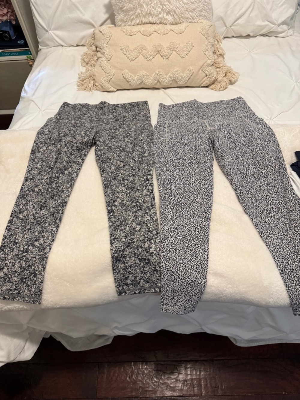2 Athleta Salutation Stash II Textured 7/8 Leggings Size Small